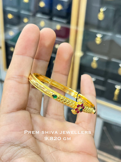 Gold Ladies bangle